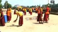 buddhist-monks-in-bodh-gaya-take-part-in-swachh-bharat-abhiyan