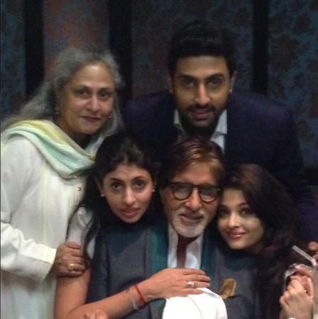 Aishwarya Rai, Abhishek, Jaya and Shweta, Amitabh Bachchan Bachchans Selfie