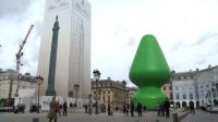 us-artist-paul-mccarthy-brings-giant-inflatable-tree-to-paris
