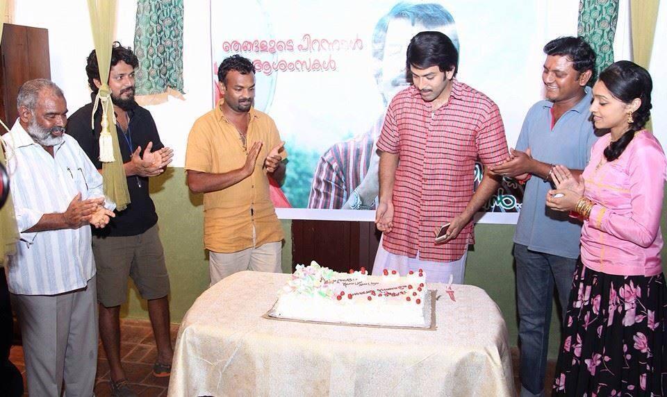 Prithviraj cutting the birthday cake with the cast and crew of Prithviraj