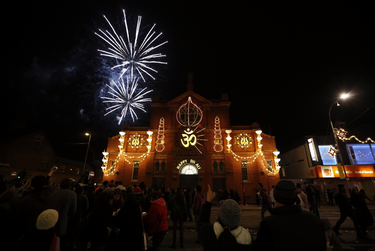 On this auspicious day, each and every house will look bright celebrating the festival of lights Diwali 2014