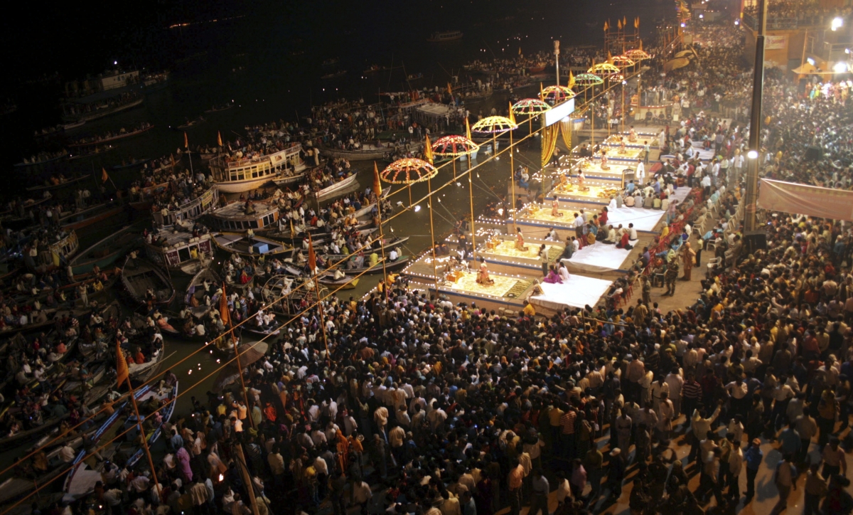 Hindu devotees gather to offer prayers on the banks of river Ganges during the Karthik Purnima festival on the occasion of Dev Deepawali at Dasasumerghat in the northern Indian city of Varanasi November 2, 2009. Dev Deepawali is celebrated on the fifteenth day of Diwali, on the full moon day in the month of Karthik (also known as Karthik Purnima) in a tribute to river Ganges by the Hindu devotees of Varanasi. Diwali 2014