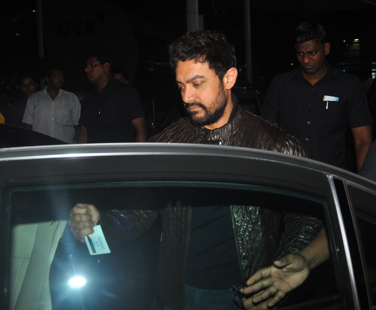 posed for the camera Aamir Khan, Raveena Tandon snapped at Airport