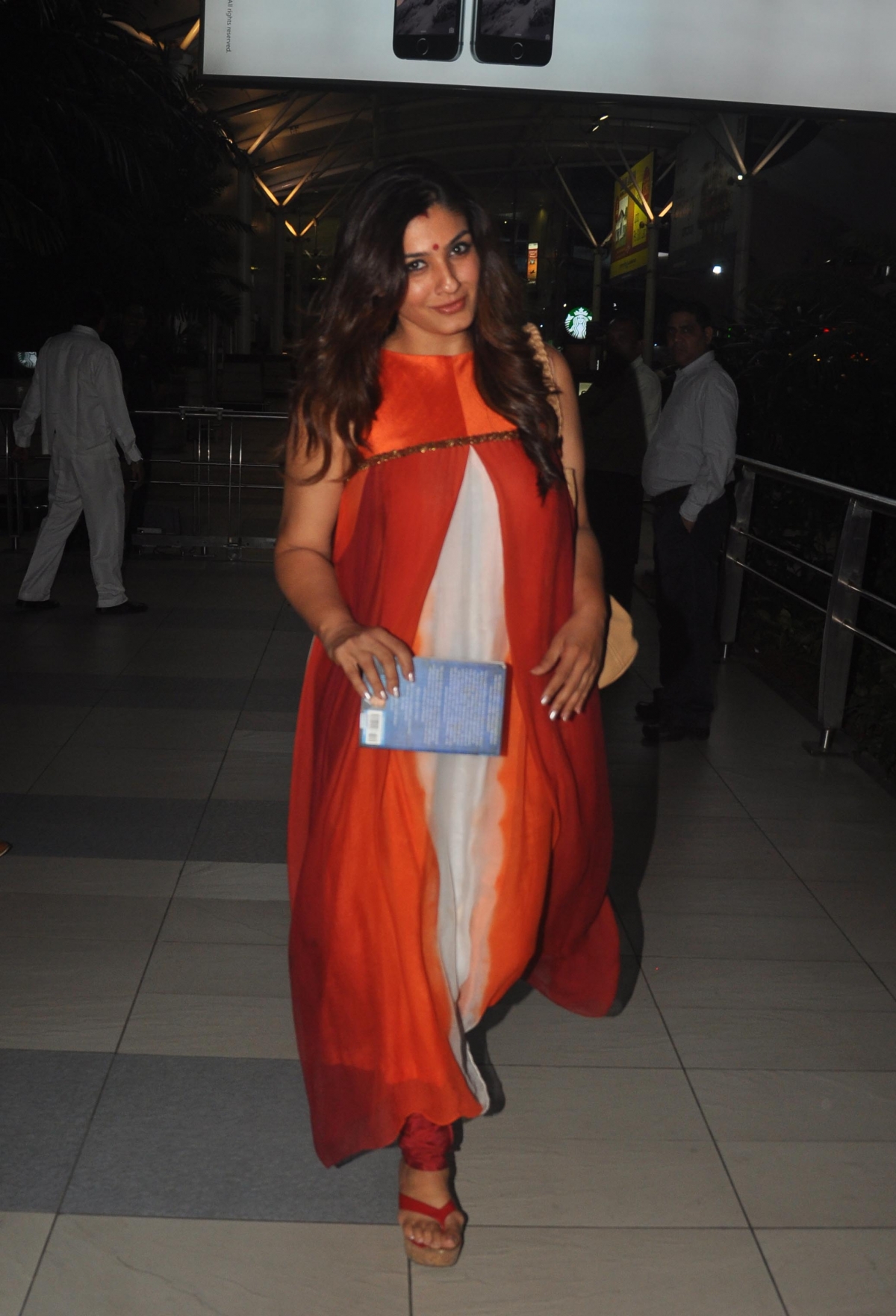 Raveena Tandon snapped at the airport. Aamir Khan, Raveena Tandon snapped at Airport