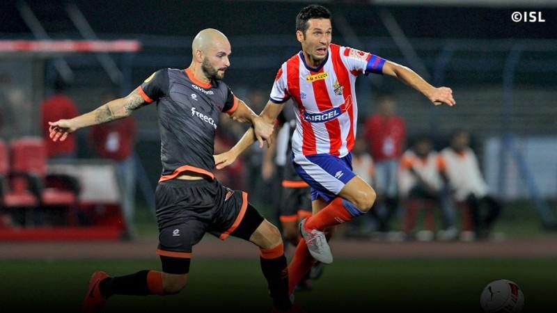 Delhi Dynamos' Hans Mulder competes for the ball with Atletico de Kolkata's Luis García Atletico de Kolkata vs Delhi Dynamos