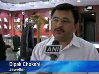 people-throng-jewellery-shops-on-dhanteras