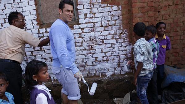 Swachh Bharat Abhiyan: Salman Khan Nominates Aamir Khan And Rajinikanth