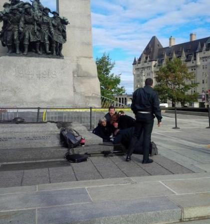 A shooter has attacked the Canada's Parliament in Ottawa. Local residents and paramedics help a Canadian soldier shot by the Lone Wolf.