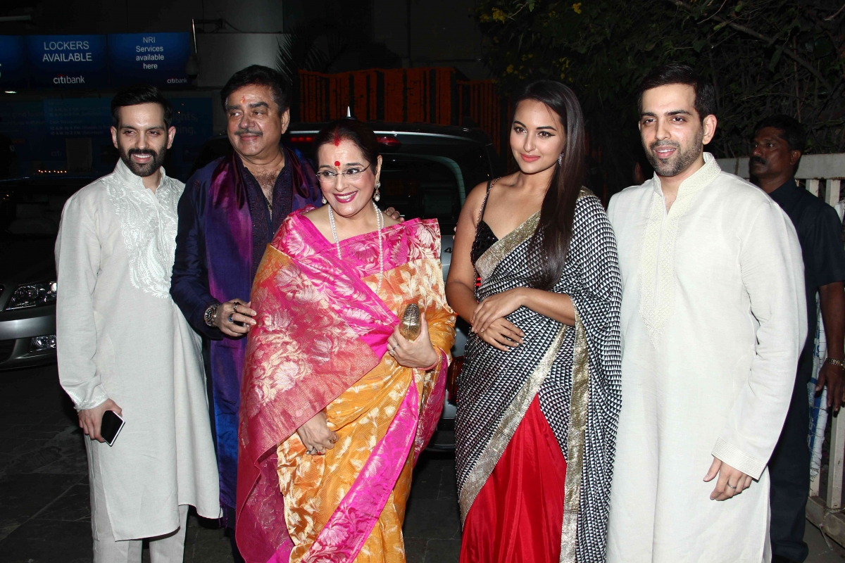 Sonakshi Sinha, Shatrugan Sinha with family Amitabh Bachchan's Diwali Bash
