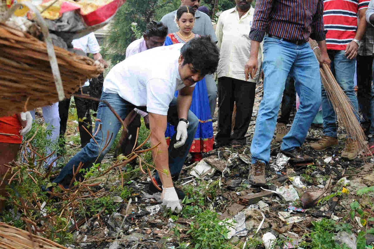 Nagarjuna, Naga Chaitanya and Akhil Vow To Sustain Swachh Bharat [Photos]