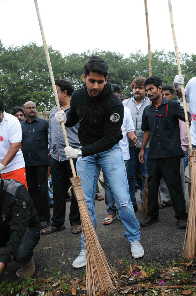 Nagarjuna, Naga Chaitanya and Akhil Vow To Sustain Swachh Bharat [Photos]