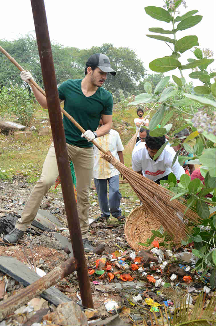 Akhil Vows To Sustain Swachh Bharat Nagarjuna, Naga Chaitanya and Akhil Vow To Sustain Swachh Bharat