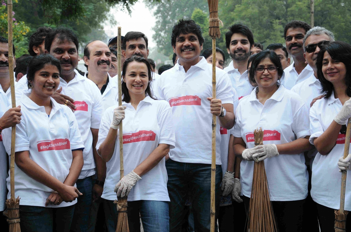 Nagarjuna family at Swachh Bharat Campaign Nagarjuna, Naga Chaitanya and Akhil Vow To Sustain Swachh Bharat