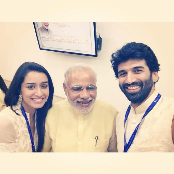 Shraddha Kapoor and Aditya Roy Kapoor posts picture with NaMo on Twitter: Selfie with NaMo