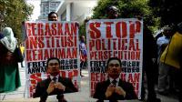 anwar-supporters-opponents-gather-outside-court-in-malaysia