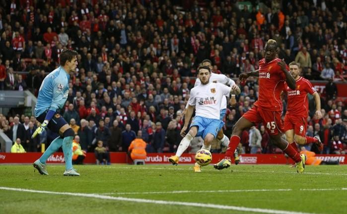 Liverpool striker Mario Balotelli misses a chance against Hull City in their English Premier League game Mario Balotelli Liverpool Hull City Jakupovic