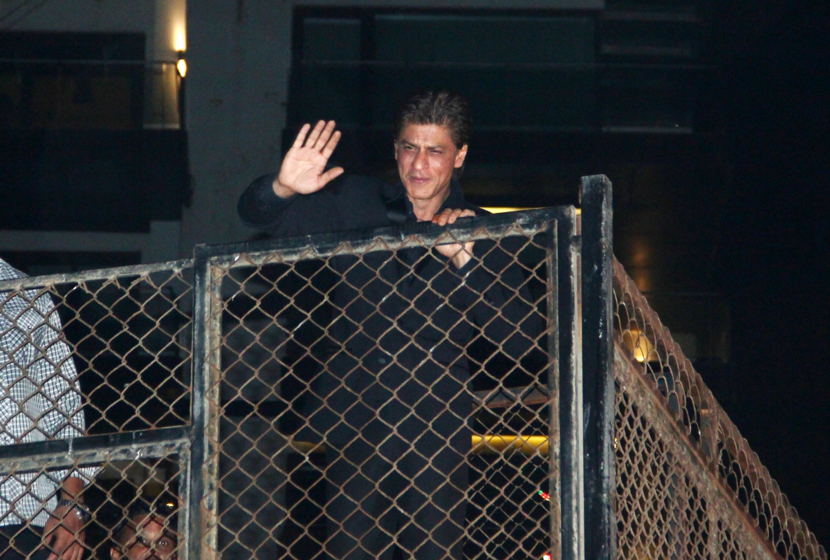 Shah Rukh Khan celebrates 49th birthday with fans waiting outside Mannat Shah Rukh Khan celebrates 49th birthday with fans waiting outside Mannat
