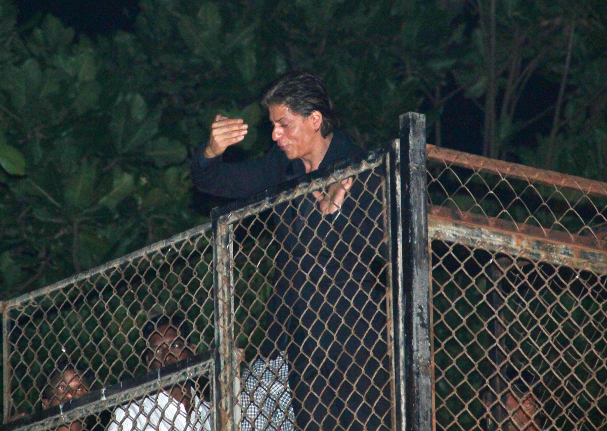 Shah Rukh Khan celebrates 49th birthday with fans waiting outside Mannat Shah Rukh Khan celebrates 49th birthday with fans waiting outside Mannat