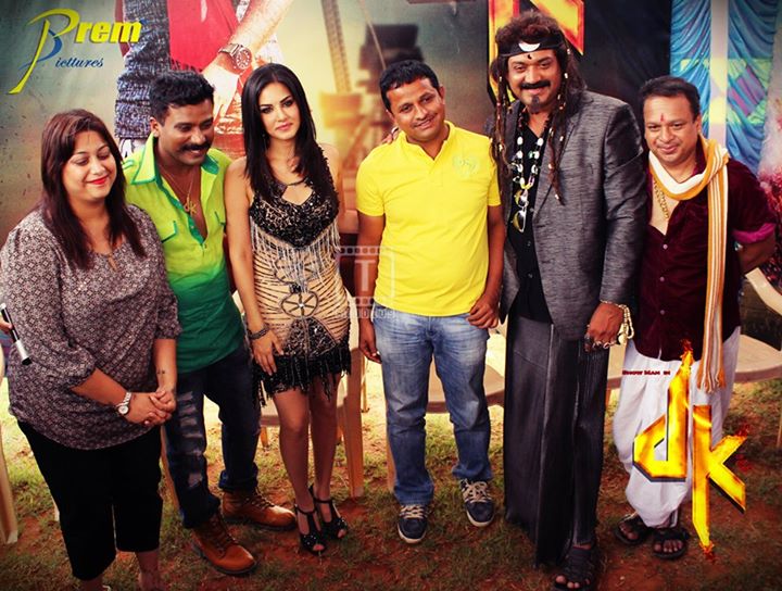 Sunny Leone Spotted On The Sets Of Prems DK PHOTO