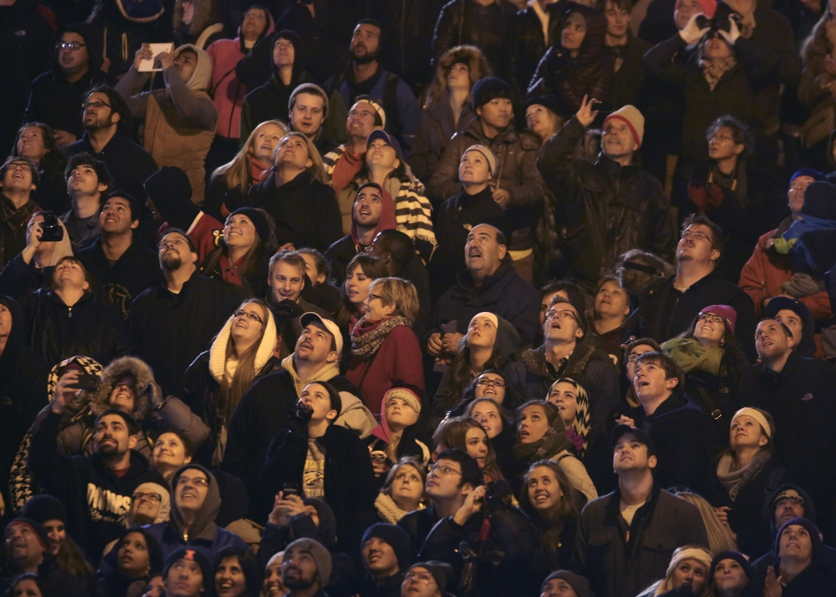 Nik Wallenda walk along a tightrope between skyscrapers