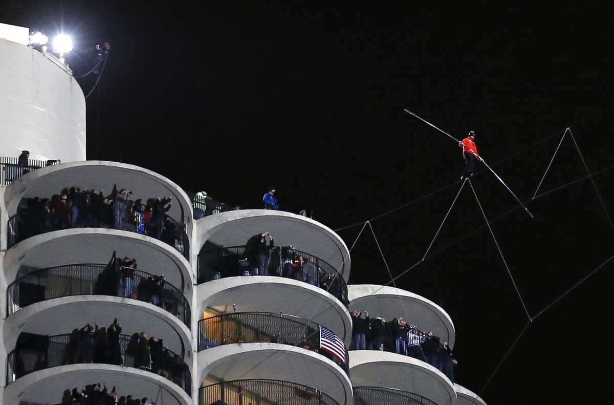 Daredevil Nik Wallenda performs his blindfolded walk