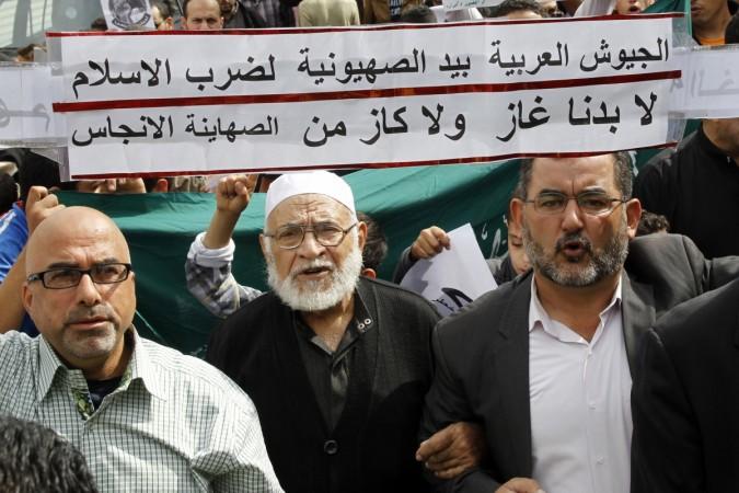 Protesters from the Islamic Action Front shout anti-Israel slogans during a rally over the entry restrictions to Al-Aqsa mosque on Thursday, in Amman on 31 October 2014. Israel would build a Jewish temple in place of the Al-Aqsa Mosque, claims a prominent minister.