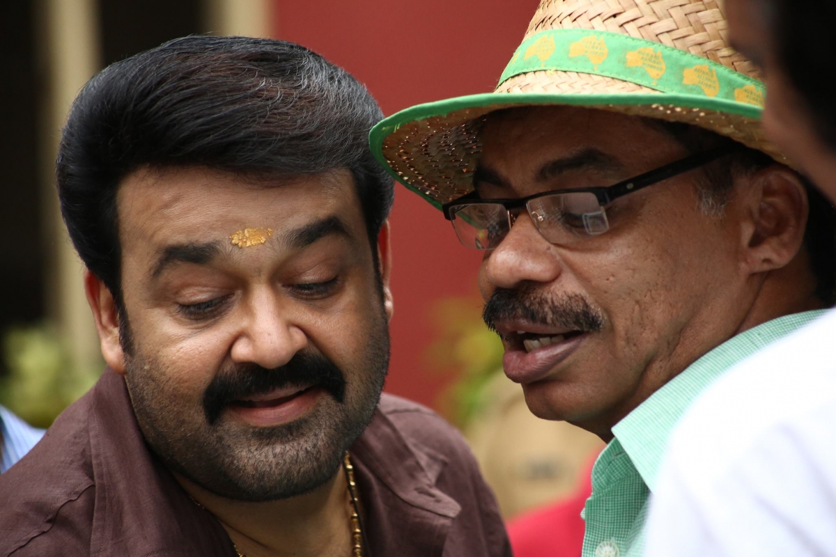 Mohanlal is seen discussing a scene with director Sathyan Anthikkad Mohanlal-Manju Warrier