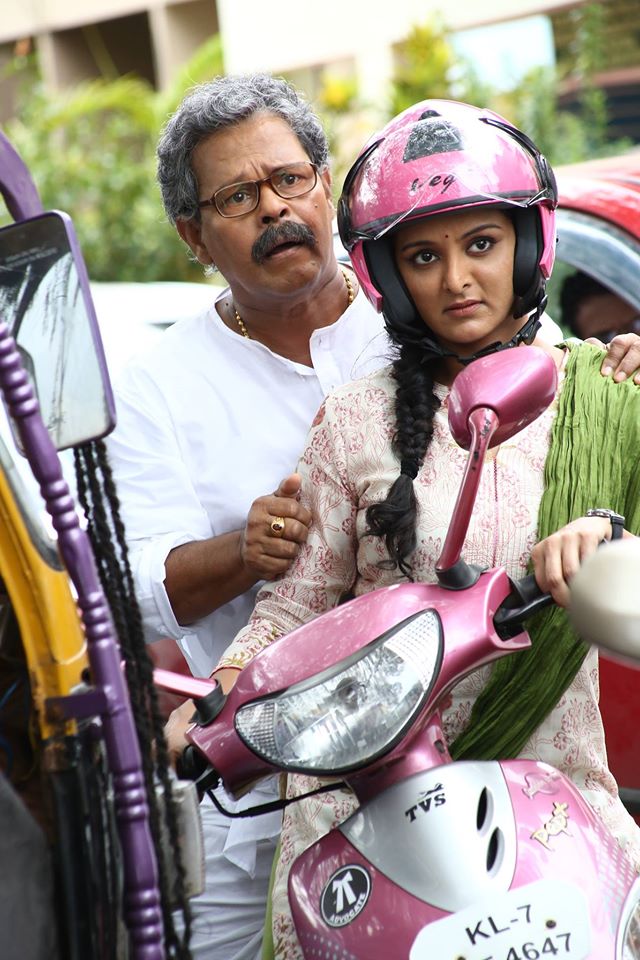 Innocent and Manju Warrier in a scene at a traffic block at Kochi Mohanlal-Manju Warrier