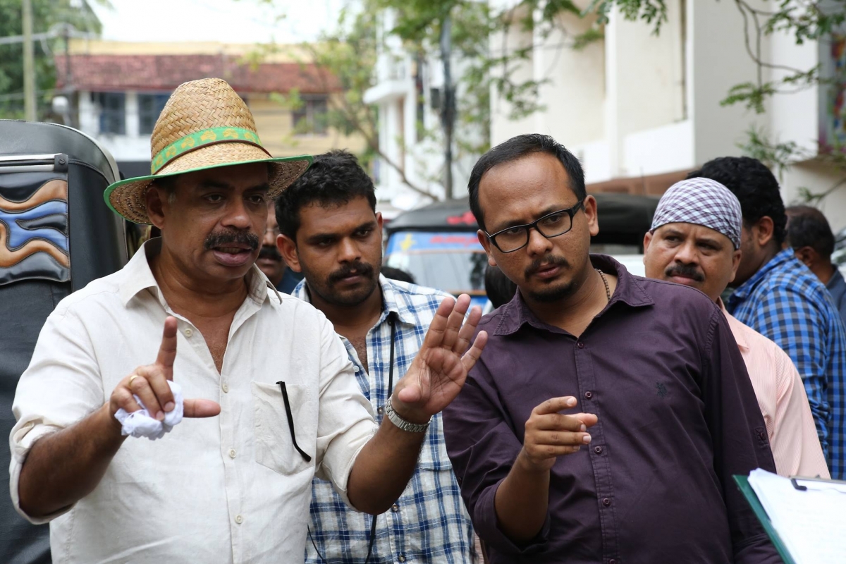 Sathyan Anthikkad is seen deciding shots of the movie with cast and crew of his upcoming movie Mohanlal-Manju Warrier