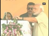 down-to-earth-pm-modi-stands-up-to-correct-mic-direction-for-jayapur-village-head
