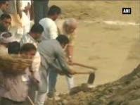 PM Modi offers prayers at Varanasi Assi ghat, launches 'Swachh Bharat Abhiyan