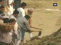pm-modi-offers-prayers-at-varanasi-assi-ghat-launches-swachh-bharat-abhiyan