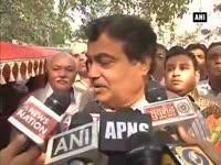 nitin-gadkari-inspects-modified-version-of-e-rickshaw