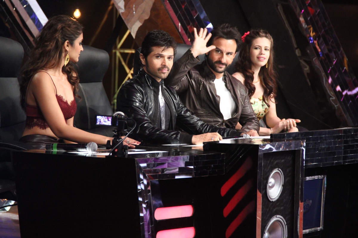 Saif Ali Khan, Ileana D'Cruz and Kalki Koechlin sits with the show's mentor Himesh Reshammiya Saif Ali Khan, Ileana D'Cruz and Kalki Koechlin promotes 'Happy Ending' on India's Raw Star