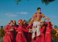 'PK' First Song 'Tharki Chokro' Review: Music Video Enhances Viewers' Expectations