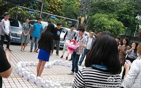 A Chinese man proposed his girlfriend by stacking 99 iPhone 6 in the form of a heart ahead of Singles Day. She turned him down, he is still single. A Chinese man proposed his girlfriend by stacking 99 iPhone 6s in the form of a heart ahead of Singles Day. She turned him down, he is still single.