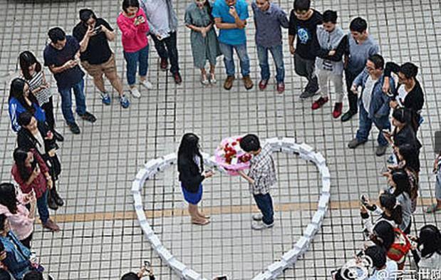 A Chinese man proposed his girlfriend by stacking 99 iPhone 6s in the form of a heart ahead of Singles Day. She turned him down, he is still single. A Chinese man proposed his girlfriend by stacking 99 iPhone 6 in the form of a heart ahead of Singles Day. She turned him down, he is still single.