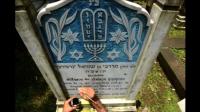 mumbais-muslim-engraver-at-work-in-jewish-cemetery