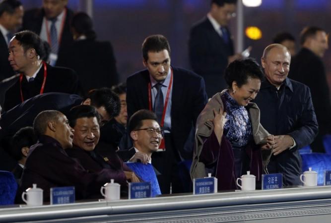 Vladimir Putin wrapped a shawl/coat around Chinese first lady and Chinese censors go wild. Here are top Twitter reactions. Vladimir Putin wrapped a shawl/coat around Chinese first lady and Chinese censors go wild. Here are top Twitter reactions.