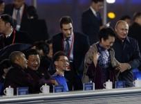 Vladimir Putin wrapped a shawl/coat around Chinese first lady and Chinese censors go wild. Here are top Twitter reactions.