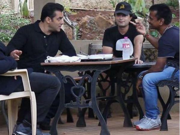 A picture of Salman Khan with AR Murugadoss. Salman Khan with AR Murugadoss