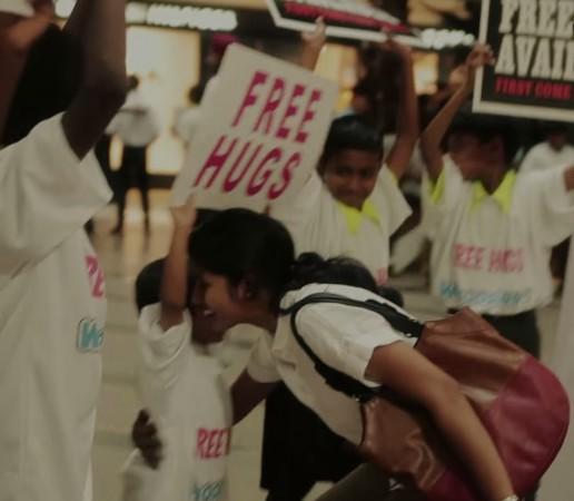 Touching video shows kids giving out free hugs