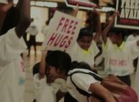 Touching video shows kids giving out free hugs