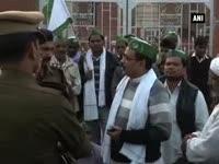 farmers-protest-against-unchanged-prices-of-sugarcane-in-up