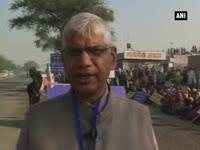 followers-of-rampal-stand-guard-outside-his-ashram