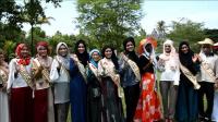 muslim-beauty-pageant-finalists-visit-java-buddhist-temple