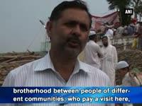 people-from-varied-communities-throng-the-urs-of-sai-ganji-baba