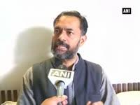 political-leaders-condemn-attack-on-mediapersons-by-haryana-police-outside-rampals-ashram