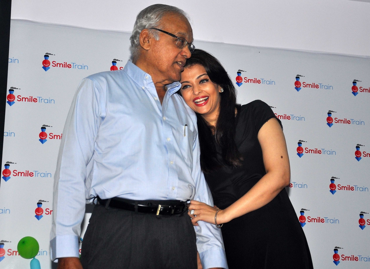 Aishwarya Rai Bachchan and her father Krishnaraj Rai Aishwarya Rai Bachchan Celebrates Father's Birthday