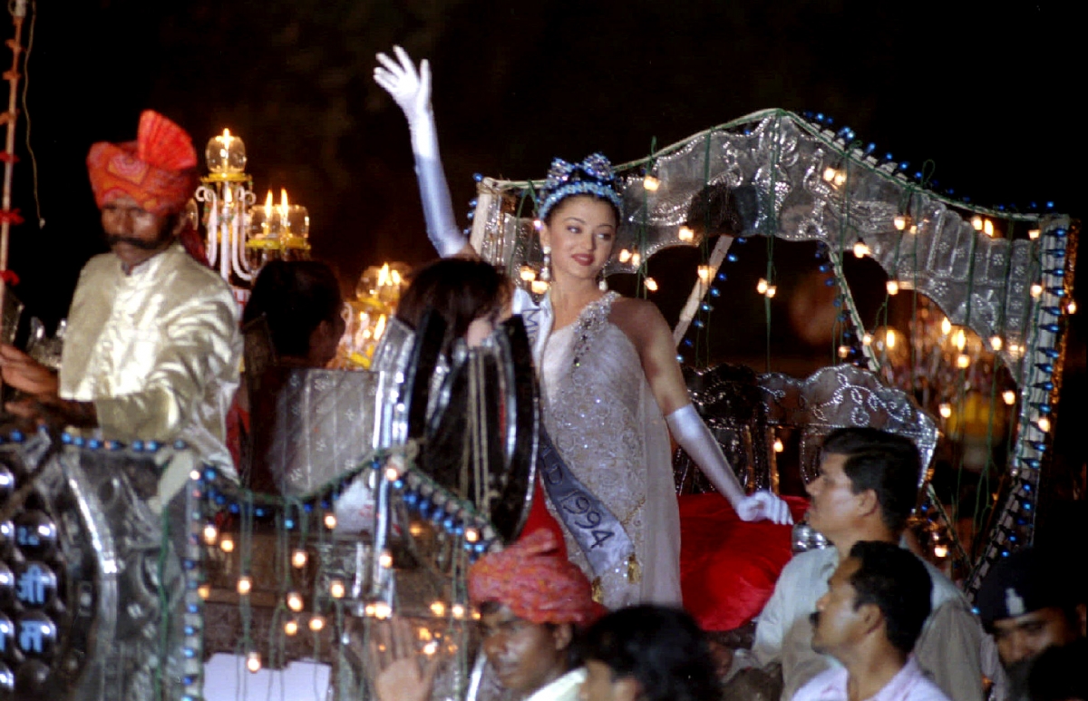 Miss World Aishwarya Rai waves from a horse-drawn carriage during a torch light procession in her honour after return to Bombay, December 16th Aishwarya Rai Bachchan